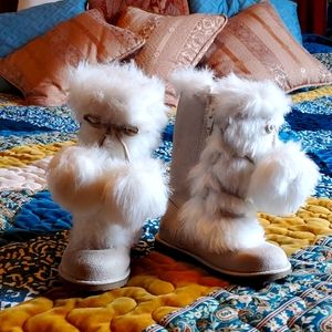 ❄ Fuzzy suede boots